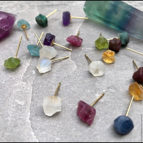 π New Raw Amethyst Crystal Stud Gemstone Earrings - Picture 9 of 9